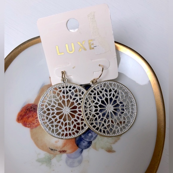 New LUXE White Filagree Earrings - Picture 2 of 4